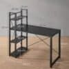 Moderne skrivebord med hylder, sort metalramme og arbejdsflade.