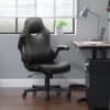 Sort ergonomisk kontorstol med justerbar højde foran skrivebord.