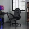 Sort ergonomisk kontorstol med justerbar højde foran et skrivebord.