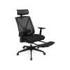 Sort ergonomisk kontorstol med justerbar lændestøtte og fodstøtte.