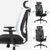 Sort ergonomisk kontorstol med justerbar lændestøtte og fodstøtte.