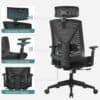 Sort kontorstol med justerbar hovedstøtte og armlæn, ergonomisk design.