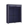Dark blue garderobe med to stænger og stofcover til soveværelse.