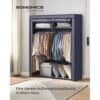 Garderobe med tøjstang, stofcover og foldbar design i mørkeblå.
