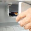 Køleskab med fryserum, åbning, LED-lys, sort farve.
