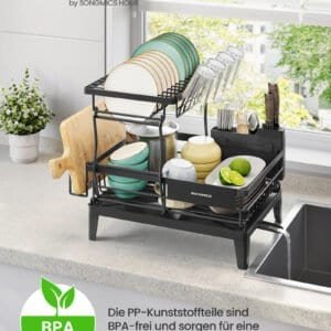 Drejeligt opvaskestativ med afdrypningsbræt og køkkenredskaber.