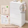 Hvid kommode med dobbelt kipbeskyttelse og moderne design.