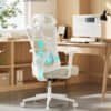 Hvid ergonomisk kontorstol med justerbar rygstøtte og armlæn.