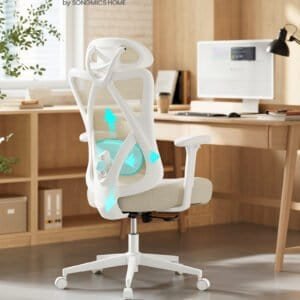 Hvid ergonomisk kontorstol med justerbar rygstøtte og armlæn.