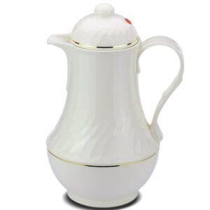 Elegant hvid thermoskanne med gulddetaljer og låg.