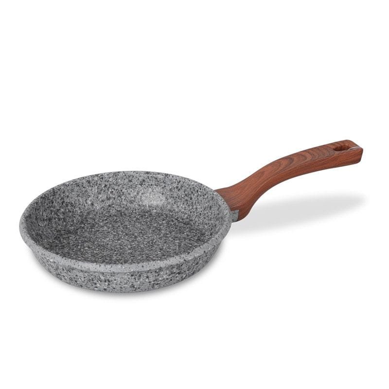 Granitpande med træhåndtag til madlavning.